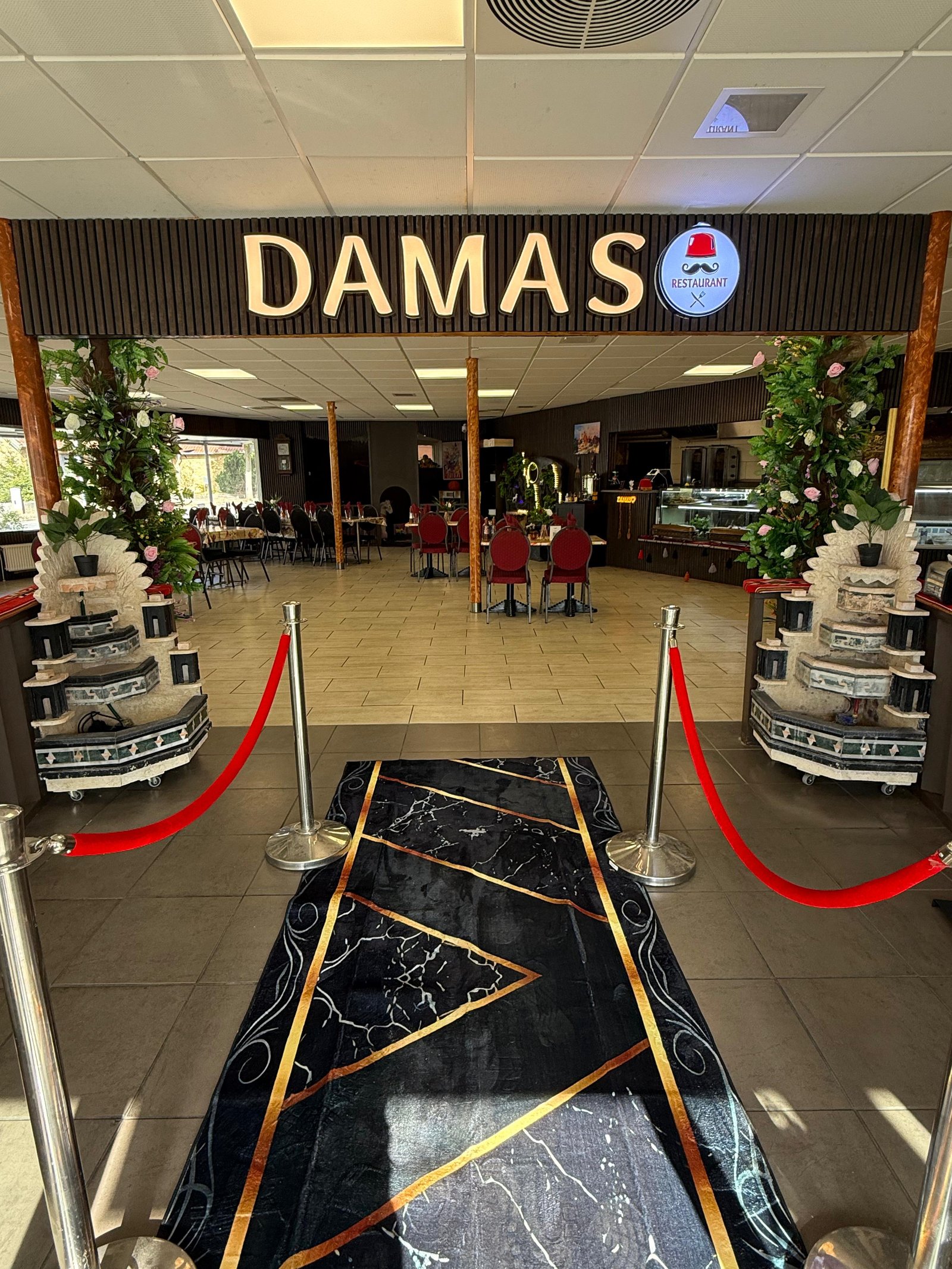 Indgangen til Damas Restaurant med skiltet over spisesalen