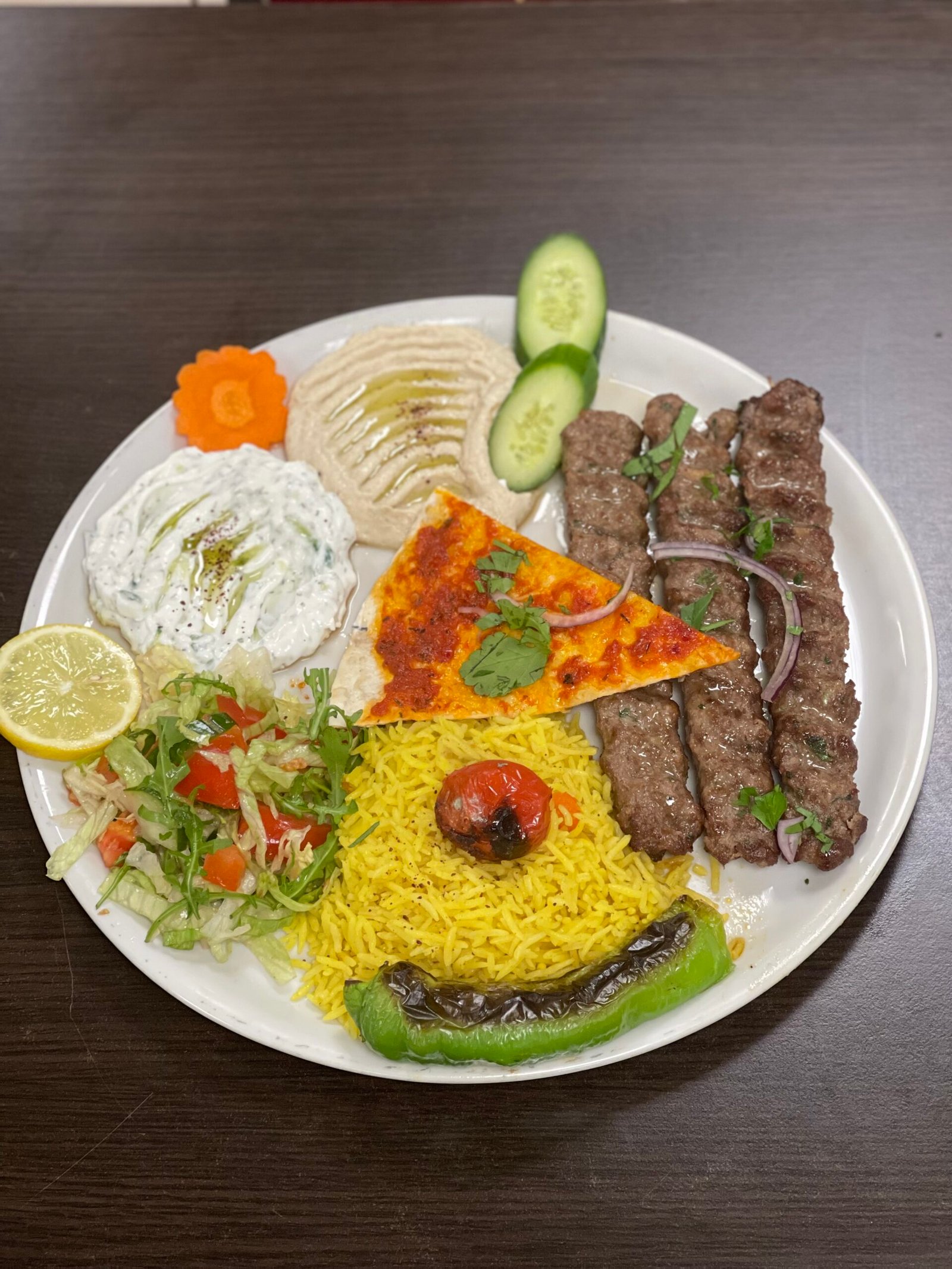 Kaftaspyd med ris, salat og dip