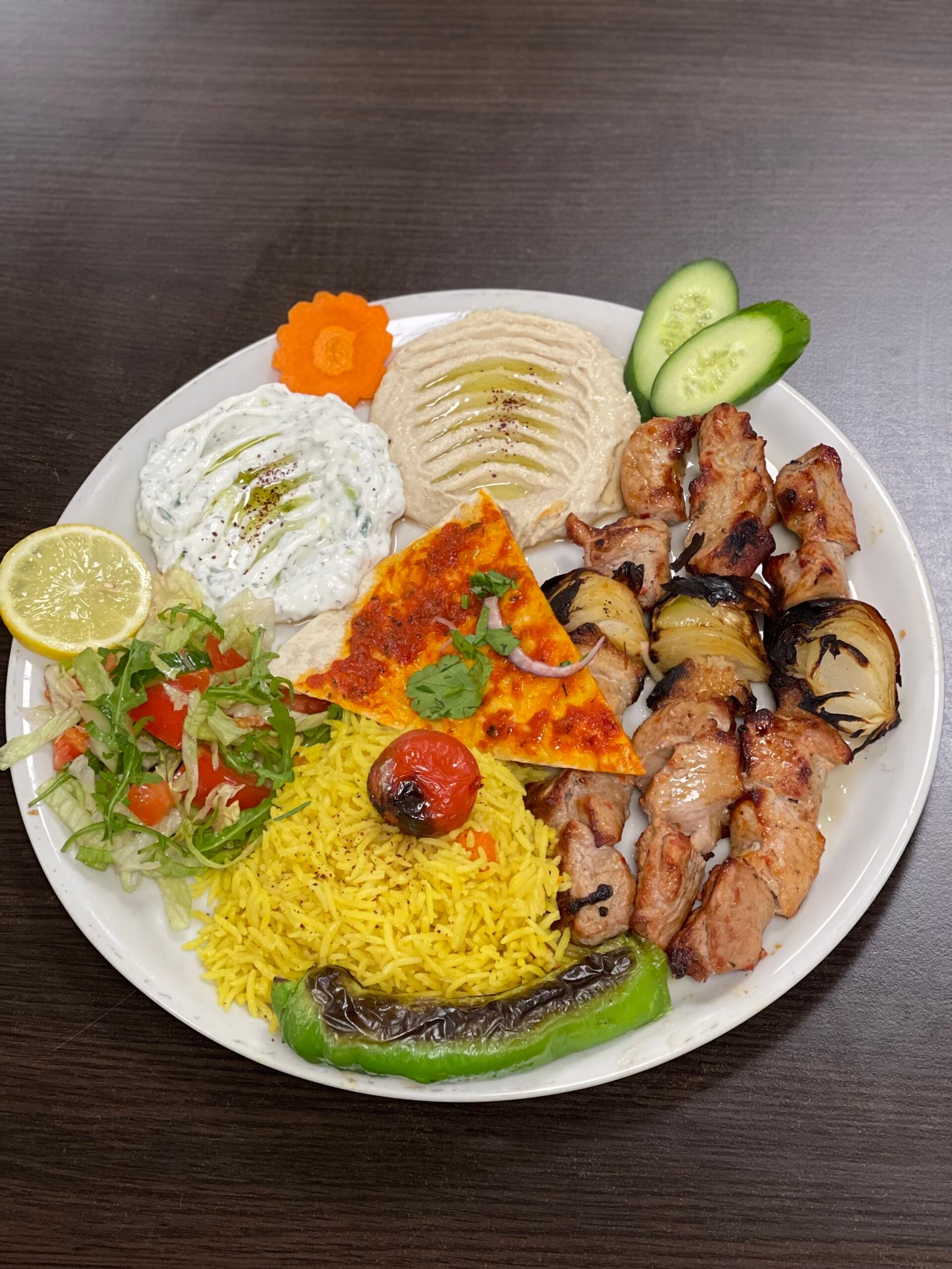 Kyllingespyd med safranris, hummus og tzatziki